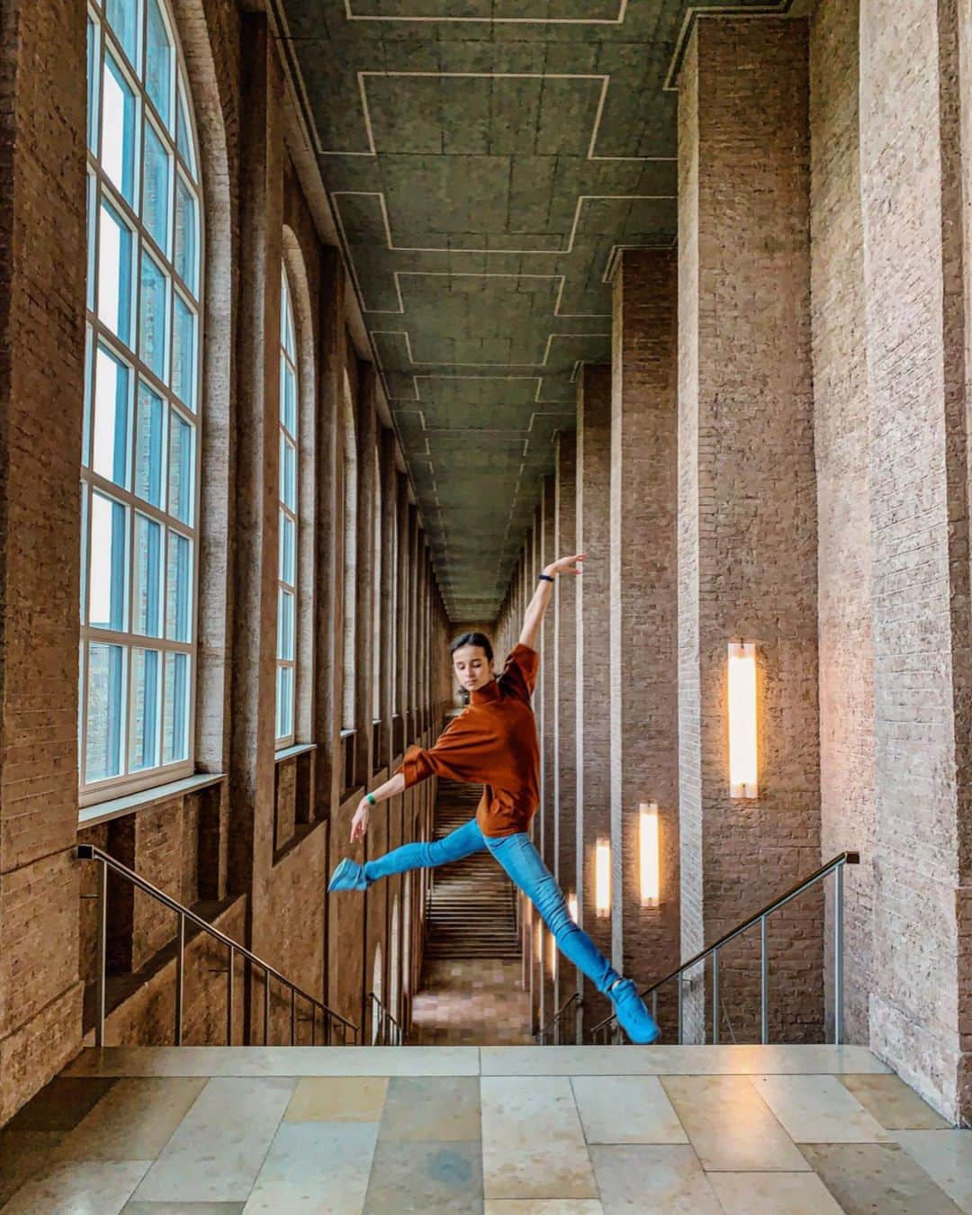 マリア・コーレワさんのインスタグラム写真 - (マリア・コーレワInstagram)「The Museums Day we accidentally happened to organize for ourselves today in Munich! 😍🙌🏻 ⠀ Alte Pinakothek left the most wonderful impressions! One of the best museums I’ve ever visited with the astonishing collection of paintings by Rembrandt, Rubens, Titian, Da Vinci, Boucher, Delacroix, Monet, Manet, Klimt, Cézanne, Van Gogh and many more! ❤️❤️❤️ ⠀ So incredibly inspiring! ✨ ⠀ Thanks so much for the very interesting day and for the photo @_xander ! 🙏🏻 ⠀ ⠀ День Музеев, который мы неожиданно организовали для себя сегодня в Мюнхене! 😍🙌🏻 ⠀ Alte Pinakothek оставила ярчайшие впечатления! Один из самых замечательных музеев, которые я посещала с фантастической коллекцией таких художников, как Рембрандт, Рубенс, да Винчи, Тициан, Буше, Делакруа, Моне, Мане, Сезанн, Климт, Ван Гог и многих других! ❤️❤️❤️ ⠀ Невероятное вдохновление... ✨ ⠀ Спасибо огромное за интереснейший день и за фото, @_xander ! 🙏🏻」2月1日 3時12分 - marachok