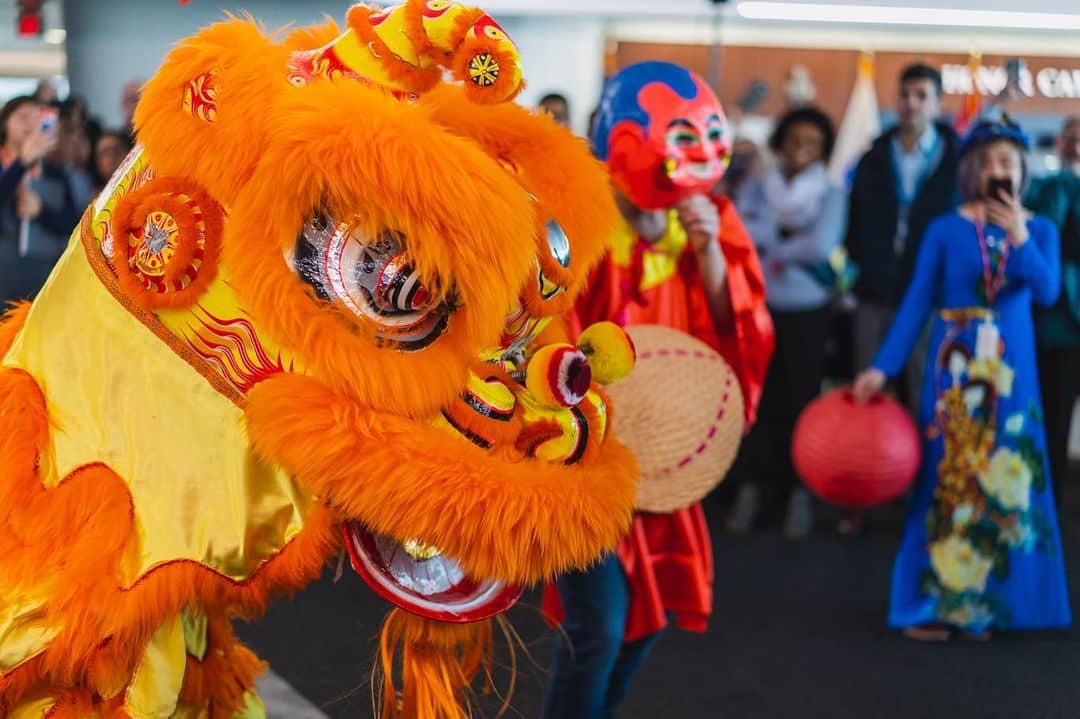 3M（スリーエム）さんのインスタグラム写真 - (3M（スリーエム）Instagram)「Happy #LunarNewYear! Led by A3CTION, our employee resource network representing 3M's Asian and Asian American community, the new year was celebrated through beautiful cultural performances, delicious traditional food and an amazing lion dance. #LifeWith3M」2月1日 3時04分 - 3m