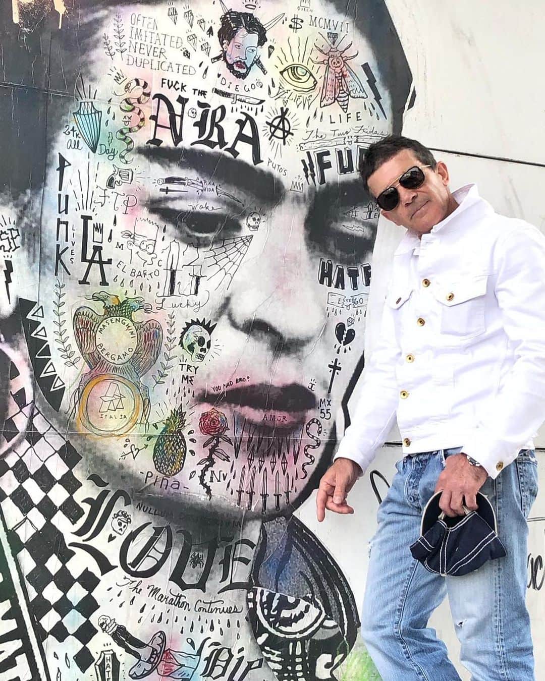 アントニオ・バンデラスさんのインスタグラム写真 - (アントニオ・バンデラスInstagram)「Frida, el espacio y el tiempo, también entre el Dolor y la Gloria. Frida, space and time, also between Pain and Glory. ______ 📷 @nickykim2807  #LA #graffiti #Art #PainAndGlory #losangeles」2月1日 3時05分 - antoniobanderas