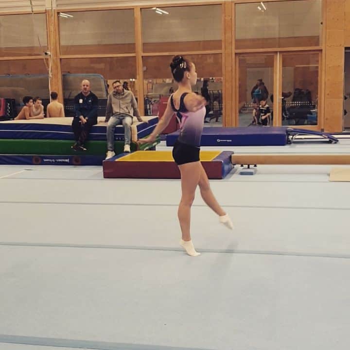 エイトォーラ・トールズドッティルのインスタグラム：「Spinning into the weekend like.....💕」