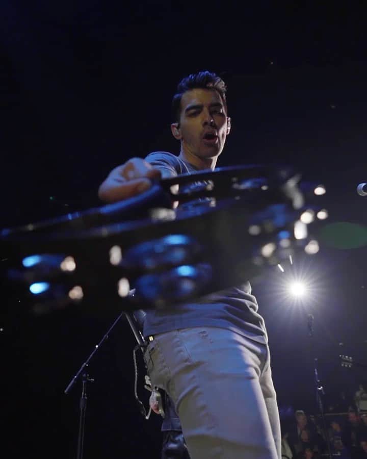 ジョー・ジョナスのインスタグラム：「WHO'S COMING TO VEGAS IN APRIL?? ticketmaster.com/JonasVegas」