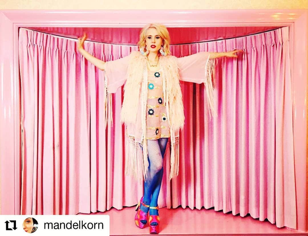 のインスタグラム：「#FBF 2015 that awesome time #katenash wore #GASOLINEGLAMOUR 💐🌸🏵🌹🥀🌺🌻🌼🌷⚘#FLOWERPOWER #flower #earrings  @gasolineglamour X @katenash X @mandelkorn X @madonnainn1958 #MadonnaInn  #Repost @mandelkorn • • • • • • Madonna Inn 🌸 this bitch right here @katenash 🌸 [style]: @mandelkorn [hair]: @cocodisco [makeup]: @mynxiiwhite [fashion]: dress #calledelmar by #azaziegler, kimono #unif, vest #minkpink, shoes #yru, earrings #gasolineglamour」