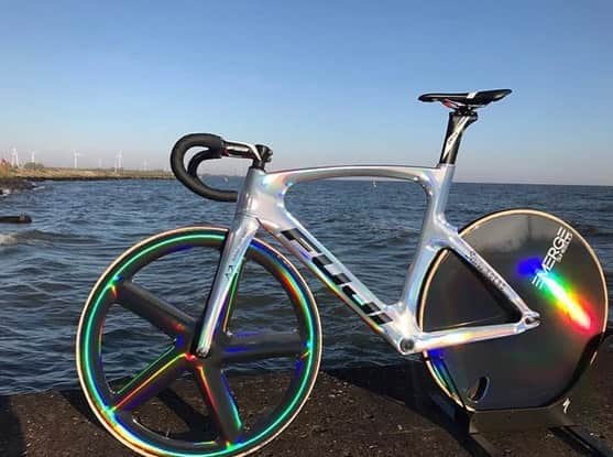 Fuji Bikesさんのインスタグラム写真 - (Fuji BikesInstagram)「Wow! 😲🌈! Check out this iridescent frame wrap on a #TrackElite done by the team over @wrap_my_bike ! ⠀ ⠀ #FujiBikes #TrackBike #Fixie #Cycling #Aero #Cyclisme」2月1日 3時14分 - fujibikes