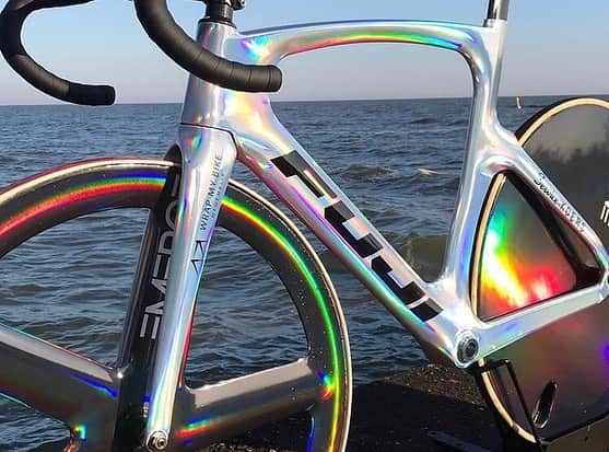 Fuji Bikesさんのインスタグラム写真 - (Fuji BikesInstagram)「Wow! 😲🌈! Check out this iridescent frame wrap on a #TrackElite done by the team over @wrap_my_bike ! ⠀ ⠀ #FujiBikes #TrackBike #Fixie #Cycling #Aero #Cyclisme」2月1日 3時14分 - fujibikes