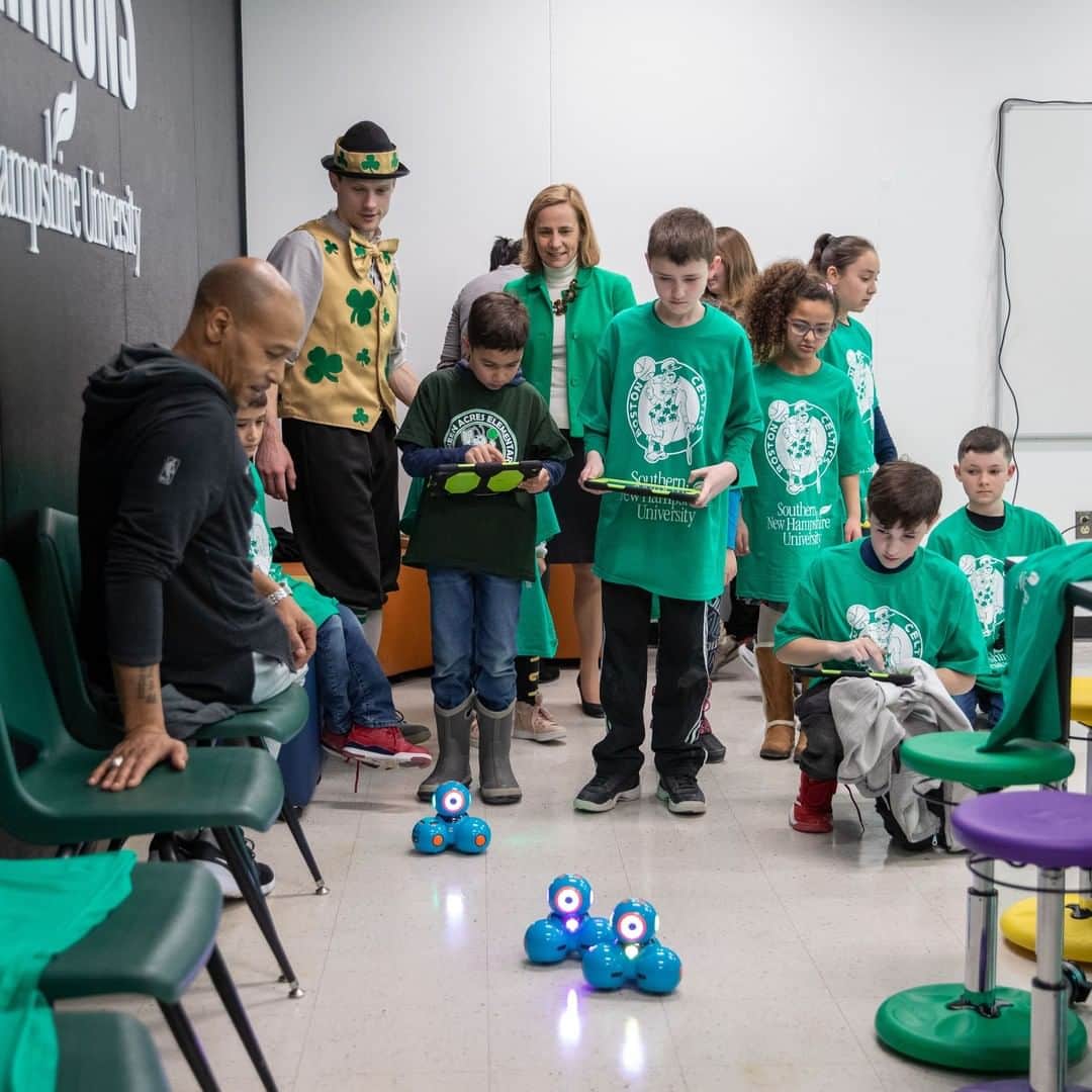 ボストン・セルティックスさんのインスタグラム写真 - (ボストン・セルティックスInstagram)「#fbf Last week we unveiled a newly renovated STEAM Lab at Green Acres Elementary School and spent the afternoon using all the new technology to build robots 🤖 #CelticsAssist」2月1日 3時30分 - celtics
