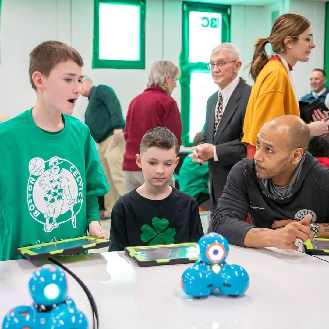 ボストン・セルティックスさんのインスタグラム写真 - (ボストン・セルティックスInstagram)「#fbf Last week we unveiled a newly renovated STEAM Lab at Green Acres Elementary School and spent the afternoon using all the new technology to build robots 🤖 #CelticsAssist」2月1日 3時30分 - celtics