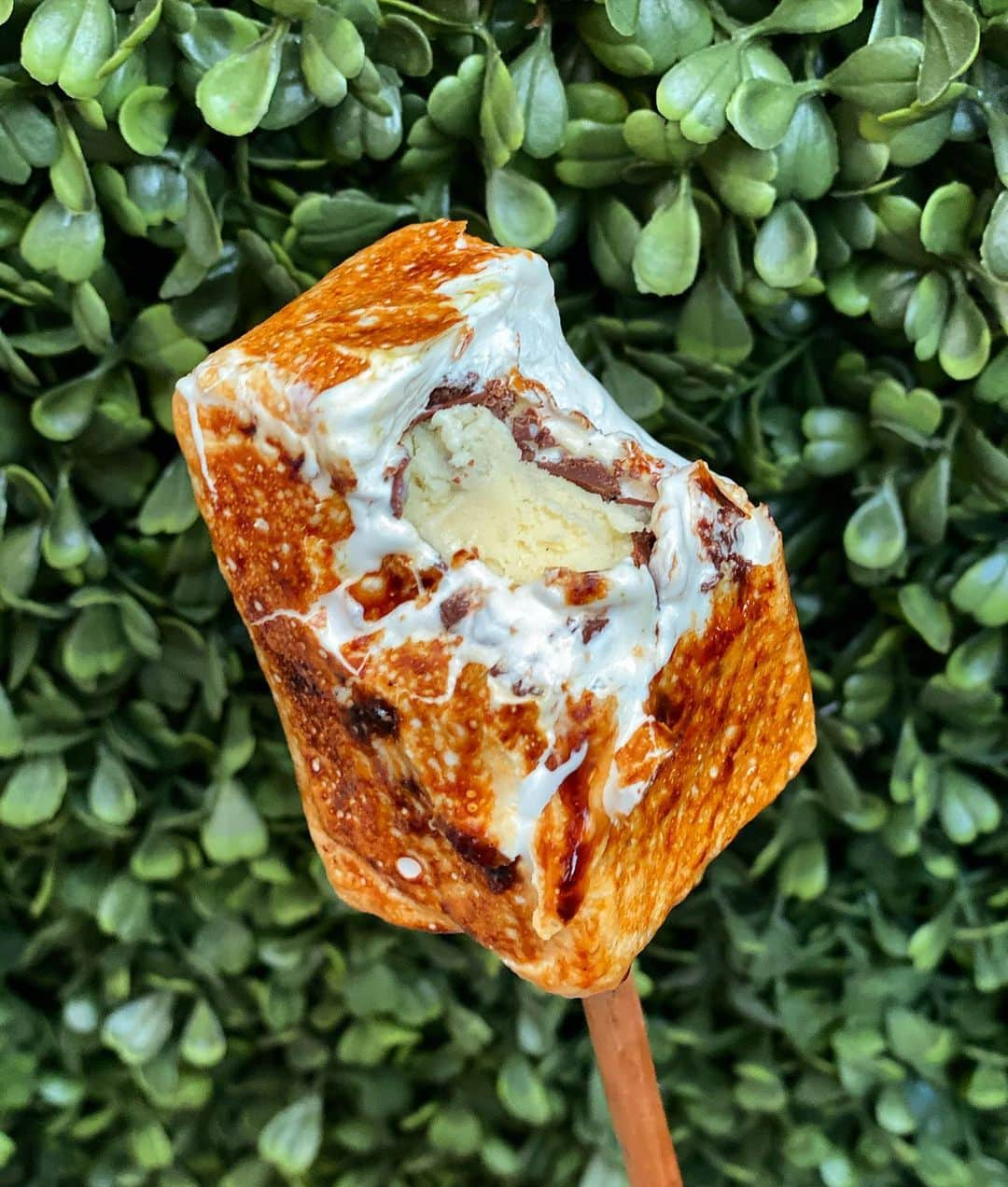 DOMINIQUE ANSEL BAKERYさんのインスタグラム写真 - (DOMINIQUE ANSEL BAKERYInstagram)「Never too cold for a Frozen S’more. Madagascan vanilla ice cream surrounded by crispy chocolate feuilletine on the inside, wrapped with our honey marshmallow on the outside, torched to order on a smoked willow wood branch so you get that hot and cold contrast and chewy marshmallow texture with a super thin crème brûlée-like crust. 🔥」2月1日 3時36分 - dominiqueansel