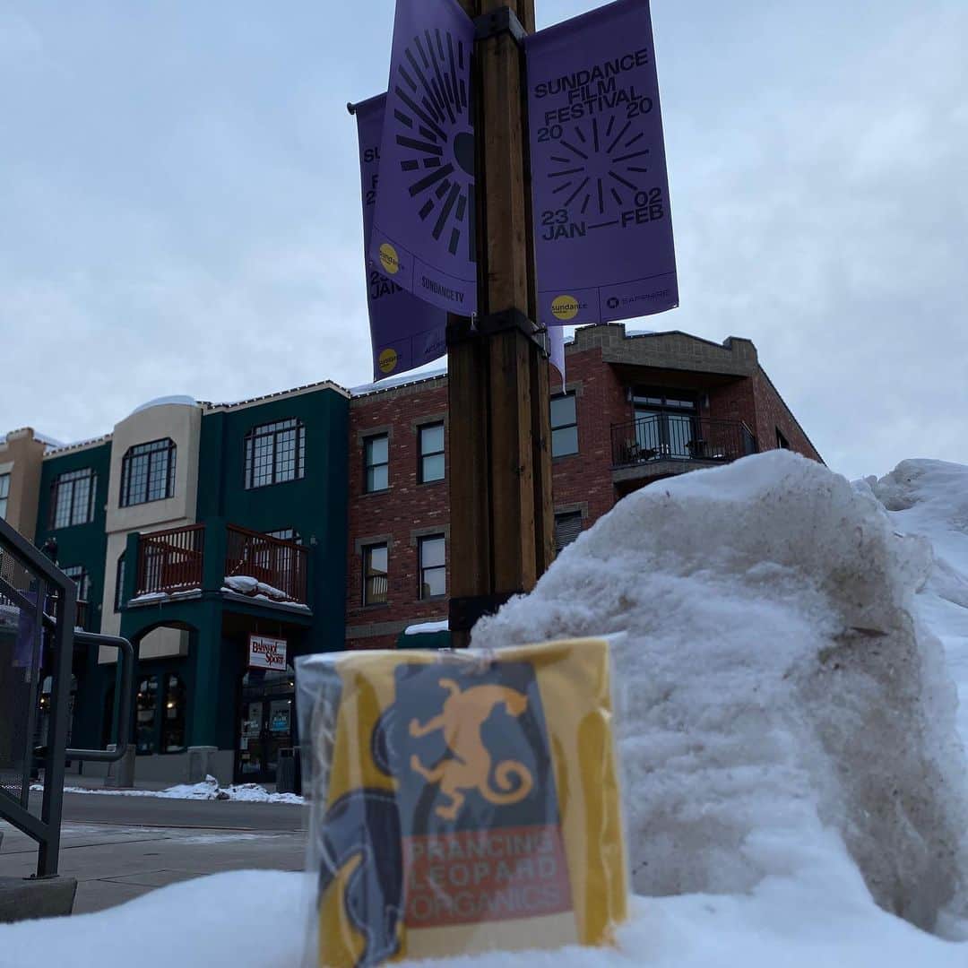 プランシングレパードオーガニクスのインスタグラム：「Gifts for Sundance! 100% Organic Turkish cotton scarves. Complimentary especially for Sundance 2020!  #sustainablefashion #sustainableliving #sustainable #sustainableclothing #sustainability #sustainablymade #sustainablelifestyle #sustainableshopping #sustainabilitymatters #sustainablebusiness #ecofriendlyliving #ecofashion #ecochic #ecostyle #nachhaltigleben #nachhaltig #nachhaltigemode #biobaumwolle  #sustainableproducts #sustainableluxury #sustainablestyle #sustainyourstyle #styleinspo #styleoftheday #styleaddict #styleiswhat #styleforwomen #stylemen #fashionista」
