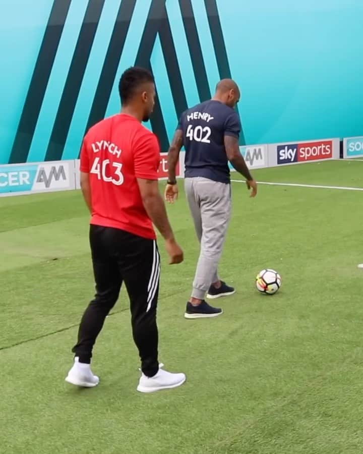 F2Freestylersのインスタグラム：「When you hit it TOO far top corner...🙃🎯 @thierryhenry 🤣」