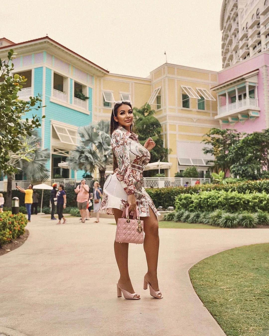 Aylen Aのインスタグラム：「Dress & shoes @fashionnova .. Vacation is over, but I still have a few pics left I never had the chance to post. 💞 Fashionnovapartner」