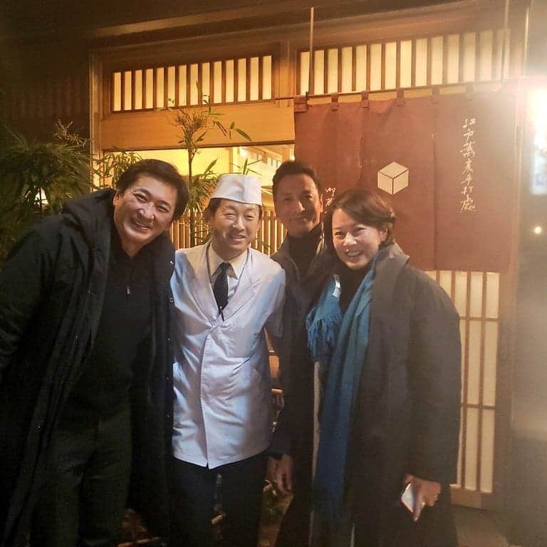 藤岡幸夫のインスタグラム：「昨晩のSNS投稿 ↓ 今晩はかみさんはいない…それが今ではあーた、同級生と蕎麦屋！日本舞踊家藤間蘭黄くん(隣はみつ子夫人)と7/21東京文化会館でコラボ！浅草橋老舗「あさだ」は全てが絶品！八代目店主粕谷育功さんは慶応ラグビー部！彼の「ラグビー部歌を演奏してくるたエンターザミュージックの放送感動しました」の言葉嬉しかった！ ↓ 藤間くんとのコラボはまた報告します！ 「あさだ」は絶対オススメの品格高い蕎麦屋です！」