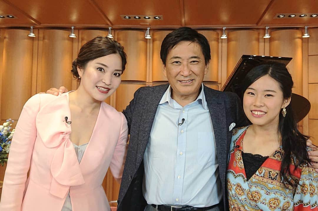 藤岡幸夫のインスタグラム：「本日2/1(土)エンターザミュージック(BSテレ東 毎週土曜23:30～)はチャイコフスキー国際コンクール優勝の神尾真由子②！愛弟子の外村理紗さん(素晴らしいコンクール歴)も登場！東京音大教授の真由子さんのレッスン風景もお届け！ 楽しいトークと最後に東京シティフィルとの真由子さんのセクシーにして灼熱のピアソラの四季より春は必聴！  相棒の角谷暁子アナとお届け！  #神尾真由子 #外村理紗 #角谷暁子 #エンターザミュージック」
