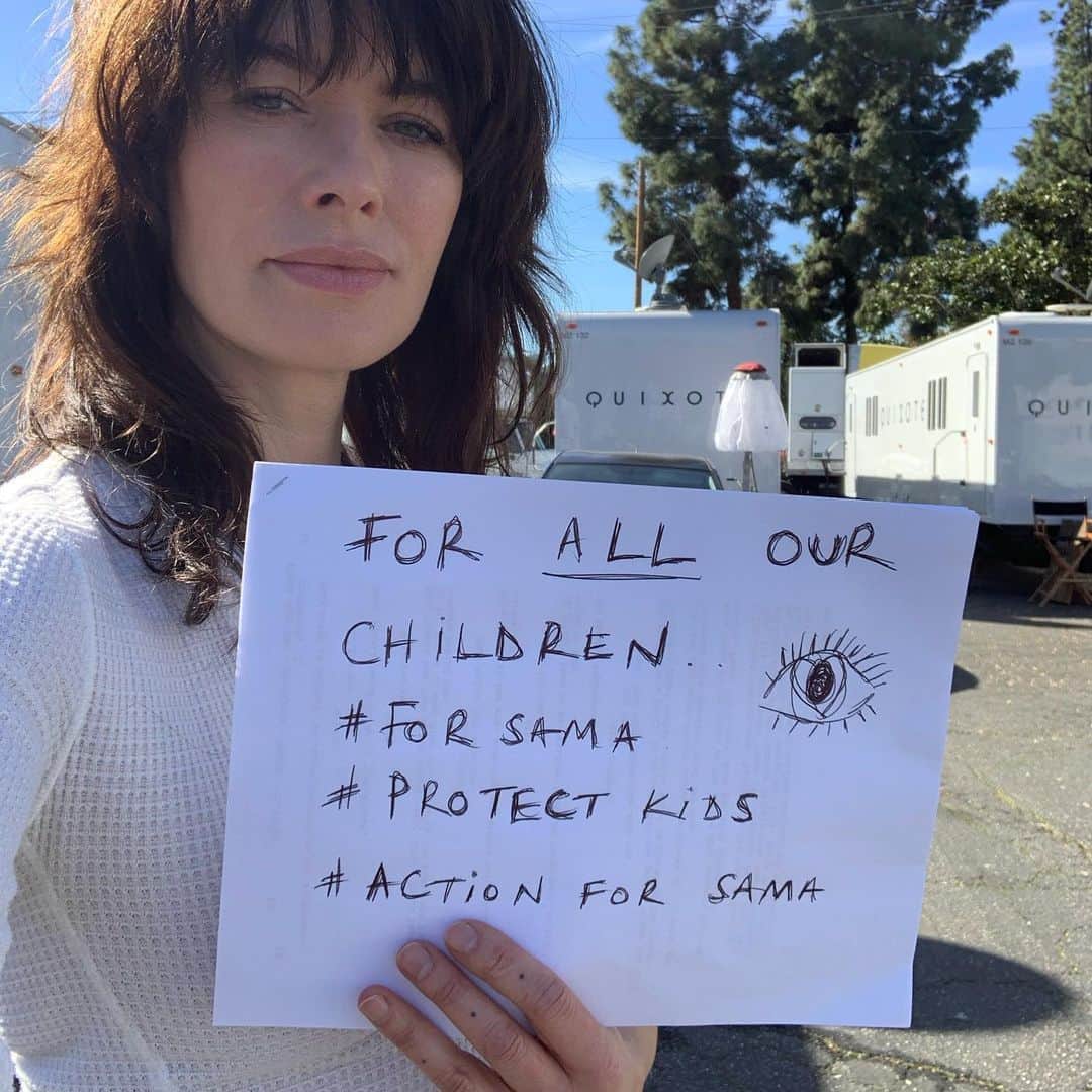 レナ・ヘディのインスタグラム：「@actionforsama  Protect Our Children. Stop 🛑 now. Stop the killing. Stop bombing hospitals.」
