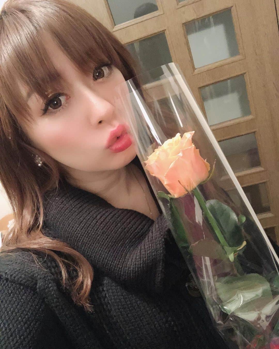 野崎鮎さんのインスタグラム写真 - (野崎鮎Instagram)「STAR出演2days最終日♡ たくーさんのプレゼントありがとう♡ プレゼント達① #ものまねエンターテイメントハウスSTAR #last #friends #photooftheday #感謝 #幸せ #happy #大好き #iloveyou #thankyou #プレゼント #卒業 #flower #baccarat #chocolate #starbucks」2月1日 5時01分 - ayu_nozaki