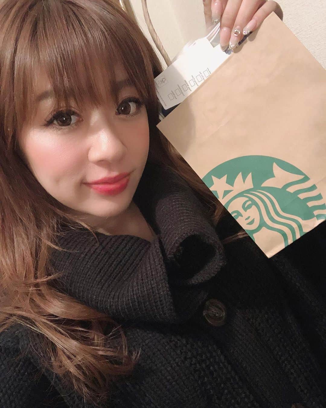 野崎鮎さんのインスタグラム写真 - (野崎鮎Instagram)「STAR出演2days最終日♡ たくーさんのプレゼントありがとう♡ プレゼント達① #ものまねエンターテイメントハウスSTAR #last #friends #photooftheday #感謝 #幸せ #happy #大好き #iloveyou #thankyou #プレゼント #卒業 #flower #baccarat #chocolate #starbucks」2月1日 5時01分 - ayu_nozaki