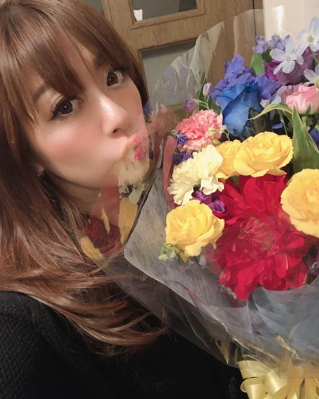 野崎鮎さんのインスタグラム写真 - (野崎鮎Instagram)「STAR出演2days最終日♡ たくーさんのプレゼントありがとう♡ プレゼント達① #ものまねエンターテイメントハウスSTAR #last #friends #photooftheday #感謝 #幸せ #happy #大好き #iloveyou #thankyou #プレゼント #卒業 #flower #baccarat #chocolate #starbucks」2月1日 5時01分 - ayu_nozaki