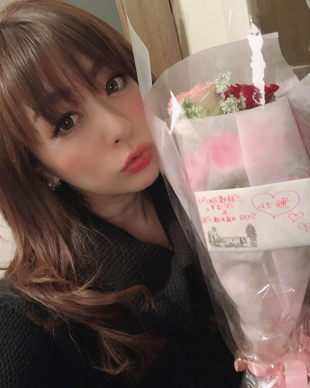 野崎鮎さんのインスタグラム写真 - (野崎鮎Instagram)「STAR出演2days最終日♡ たくーさんのプレゼントありがとう♡ プレゼント達① #ものまねエンターテイメントハウスSTAR #last #friends #photooftheday #感謝 #幸せ #happy #大好き #iloveyou #thankyou #プレゼント #卒業 #flower #baccarat #chocolate #starbucks」2月1日 5時01分 - ayu_nozaki