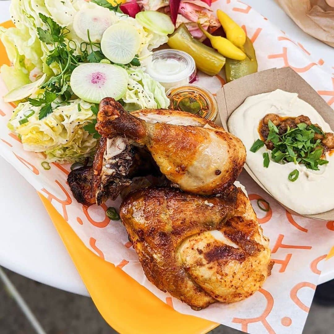 Eater LAさんのインスタグラム写真 - (Eater LAInstagram)「Half rotisserie chicken at @kismetrotisserie with hummus, salad, pickles, and pita. 📸: Eater LA editor @mattatouille. Hashtag #eaterla on your best photos for a chance to be featured.」2月1日 5時14分 - eater_la