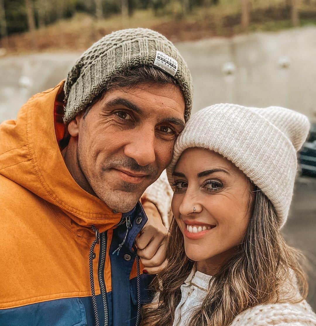 ゴルカ・イライソス・モレノのインスタグラム：「"La historia comienza cuando  dos personas que ni soñaban con conocerse, terminan en encontrarse. En el instante menos esperado, pero en el momento indicado". Entonces comienza un viaje sin fecha en el tiempo, con riesgos inciertos, obstáculos indefinidos,... Dónde crecemos como personas, al resolver conjuntamente los obstáculos que la vida nos  plantea. Intentando que los valores en los que creemos perduren en las siguientes generaciones familiares,con los que la vida nos obsequió.❤️ #familia #yentoncesnosencontramos #juntosporlavida #yahora3hijas #somos5」