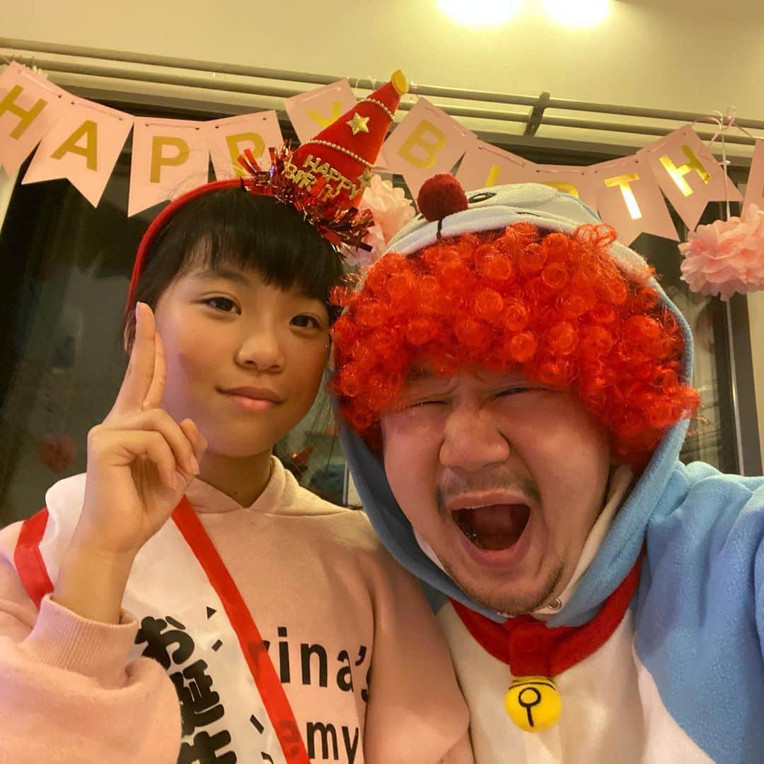 植田朝日のインスタグラム：「㊗️㊗️㊗️﻿ ﻿ 近所の子のバースデーパーティーにドラえ◯んとして参加‼️﻿ ﻿ 初めてやる任天堂スイッチで小学生にボコられたぞ。。。﻿ ﻿ オレ、結構ゲームうまかったんだけどな〜⁉️﻿ ﻿ もみじ、10歳おめでとー！w﻿ ﻿ #ハピバ」