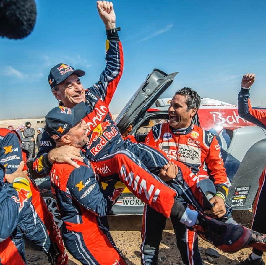 ホルヘ・ロレンソさんのインスタグラム写真 - (ホルヘ・ロレンソInstagram)「The beast “El Matador" @carlossainzoficial! 🙌 Third victory in the Dakar with 3 different manufactures... A great example of longevity in the sport by winning at age 57! 😱😱 I also want to congratulate @fernandoalo_oficial for the extraordinary debut in a completely different discipline. 🔝 ——————————————————————Fenómeno “El matador” @carlossainzoficial ! 🙌. Tercera victoria en el Dakar con 3 marcas diferentes...👏👏 ¡Todo un ejemplo de longevidad deportiva al ganar a los 57 años! 😱😱 Quiero felicitar también a @fernandoalo_oficial por su extraordinario debut en una disciplina completamente diferente. 🔝———————————————————————#dakar #dakar2020 #sainz #carlossainz #champion #win #winner #alonso #fernandoalonso」1月17日 20時30分 - jorgelorenzo99