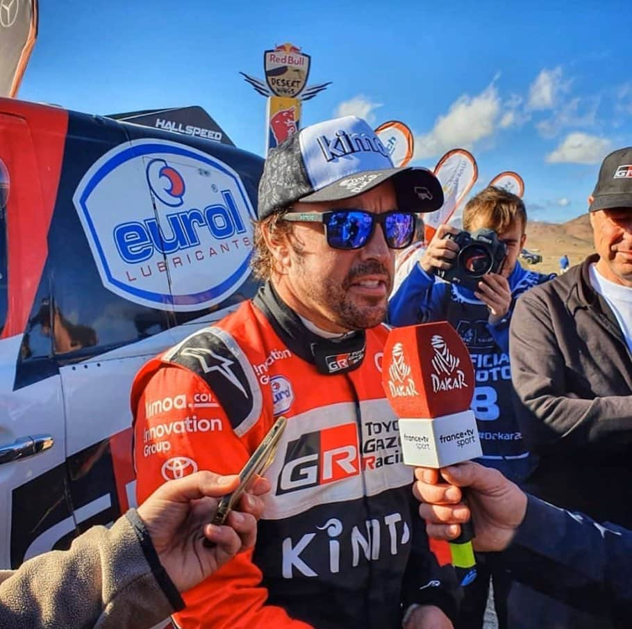 ホルヘ・ロレンソさんのインスタグラム写真 - (ホルヘ・ロレンソInstagram)「The beast “El Matador" @carlossainzoficial! 🙌 Third victory in the Dakar with 3 different manufactures... A great example of longevity in the sport by winning at age 57! 😱😱 I also want to congratulate @fernandoalo_oficial for the extraordinary debut in a completely different discipline. 🔝 ——————————————————————Fenómeno “El matador” @carlossainzoficial ! 🙌. Tercera victoria en el Dakar con 3 marcas diferentes...👏👏 ¡Todo un ejemplo de longevidad deportiva al ganar a los 57 años! 😱😱 Quiero felicitar también a @fernandoalo_oficial por su extraordinario debut en una disciplina completamente diferente. 🔝———————————————————————#dakar #dakar2020 #sainz #carlossainz #champion #win #winner #alonso #fernandoalonso」1月17日 20時30分 - jorgelorenzo99