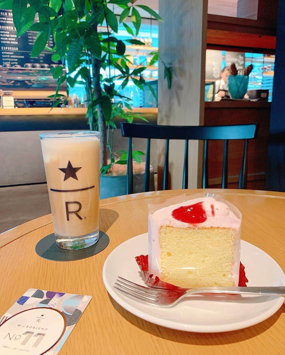 木南清香さんのインスタグラム写真 - (木南清香Instagram)「🍰❤️☕️ ・ ・ ケーキにフロート、て。🧁 やっぱり、ケーキには ブラックコーヒーだな。反省。 ・ 美味しかったけどね🤪 ・ #🍰 #ストロベリーシフォンケーキ #ナイトロコールドブリューフロート #おやつの時間 #starbucks」1月17日 20時24分 - kinami_sayaka