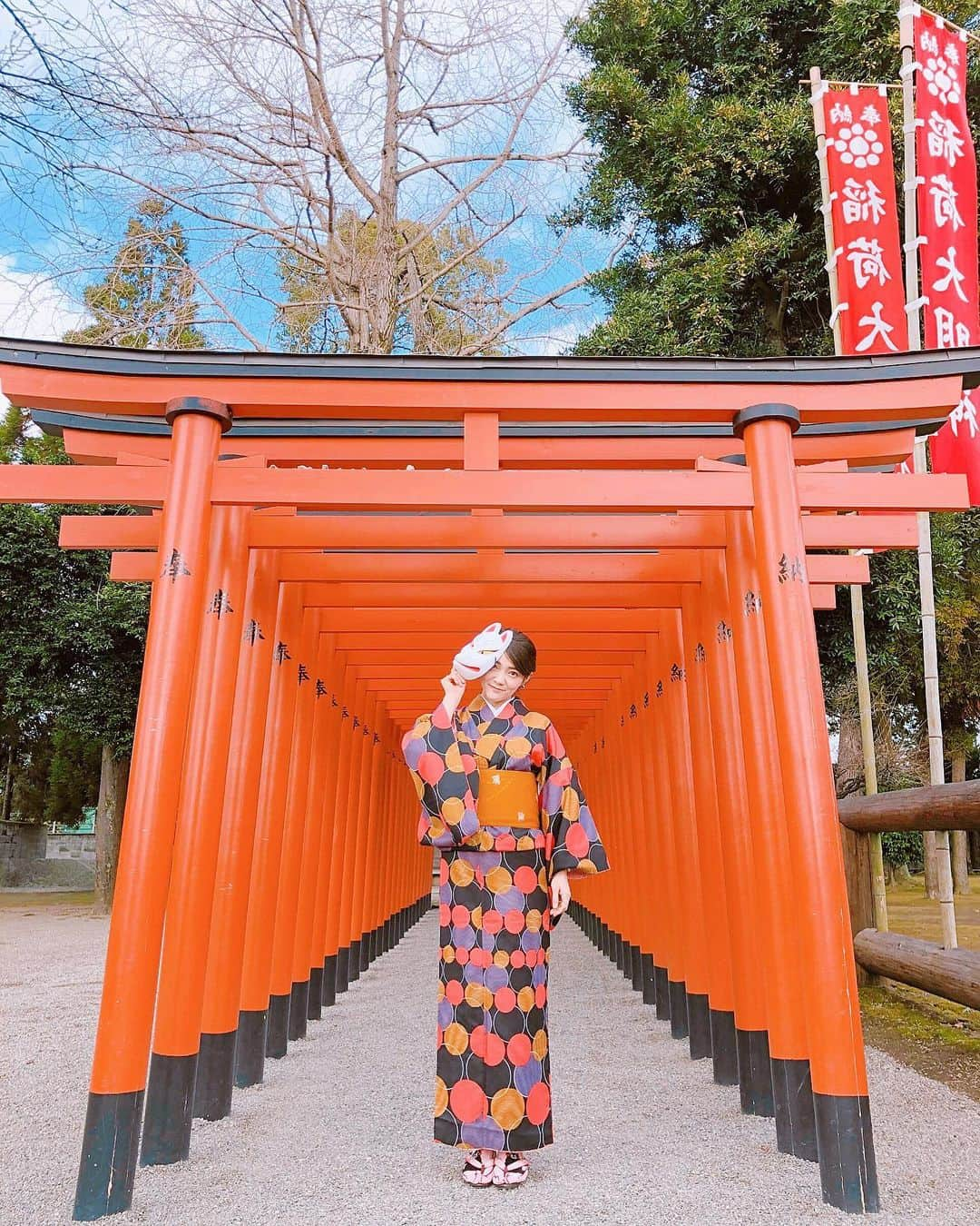 今吉めぐみさんのインスタグラム写真 - (今吉めぐみInstagram)「HAPPY FRIDAY🎉✨﻿ ﻿ #水前寺公園 ﻿ (正式には #水前寺成趣園 )内にある﻿ #出水神社 は鳥居がズラーってあって﻿ 日本🇯🇵って感じ⛩✨﻿ ﻿ すき❤️﻿ ﻿ 2月は『着物で水前寺』っていう﻿ 着物で行くと入園料が無料になる﻿ イベントあるみたいです👘💕﻿ ﻿ ﻿ 📮 熊本市中央区水前寺公園8-1﻿ ﻿ ⏰ 営業時間﻿ 3月～10月　﻿ 7時30分～18時（入園17時30分まで）﻿ 11月～2月　﻿ 8時30分～17時（入園16時30分まで）﻿ ※ 北門は9時30分～16時まで﻿ ﻿ ﻿ HP→ http://www.suizenji.or.jp/suizenji/01.html﻿ ﻿ ﻿ #熊本#熊本観光#鳥居#torii #suizenjipark #kumamon_ken」1月17日 20時35分 - megu813