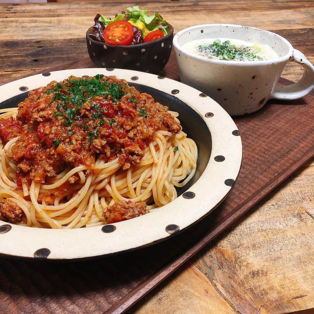 chaako ちゃあこのインスタグラム：「2020.1.17 * * 今日の晩御飯٩(๑❛ᴗ❛๑)۶ * ＊ミートソースパスタ ＊ベーコンチャウダー ＊サラダ * でした(๑´ڡ`๑) * 今日は旦那が大好きな、ミートソース。 いつも「作って〜」「食べたい〜」って言われてから渋々作るんだけど、何故だか気が向いちゃって(笑)自主的に作りました(￣m￣*) * だから帰って来てからの旦那の反応が面白くて。 小学生の様に喜んでました(笑) * * * 弱音吐いてもいいですか？(´･ω･｀) * 最近ですね…何か、ぶり返しちゃってて。 はなちゃんの事。何か駄目なんですよね…毎日。 これがペットロスって言うのかな…。 * うちのマンション、ペットOKなので会うんですよね。 何かそんなのもあるし…何か何か駄目なのです( ﾉД`) * よく、新しく迎えたらいいって聞くけど、すぐにはそんな気持ちにはなれなくて。 * わんちゃん、猫ちゃんをいずれは飼いたい気持ちはあるけど、今すぐにとは出来なくて。 * んー…難しいですね。 * 夜は割と大丈夫なんですけど、やっぱり朝〜夕方がねー。 * 18時になると時計がわかるかの様に、ごはんごはんって、はなちゃんが言ってたので、18時丁度を見ると…とかね。 * こんな事、載せちゃってすみません(T-T) * * *」