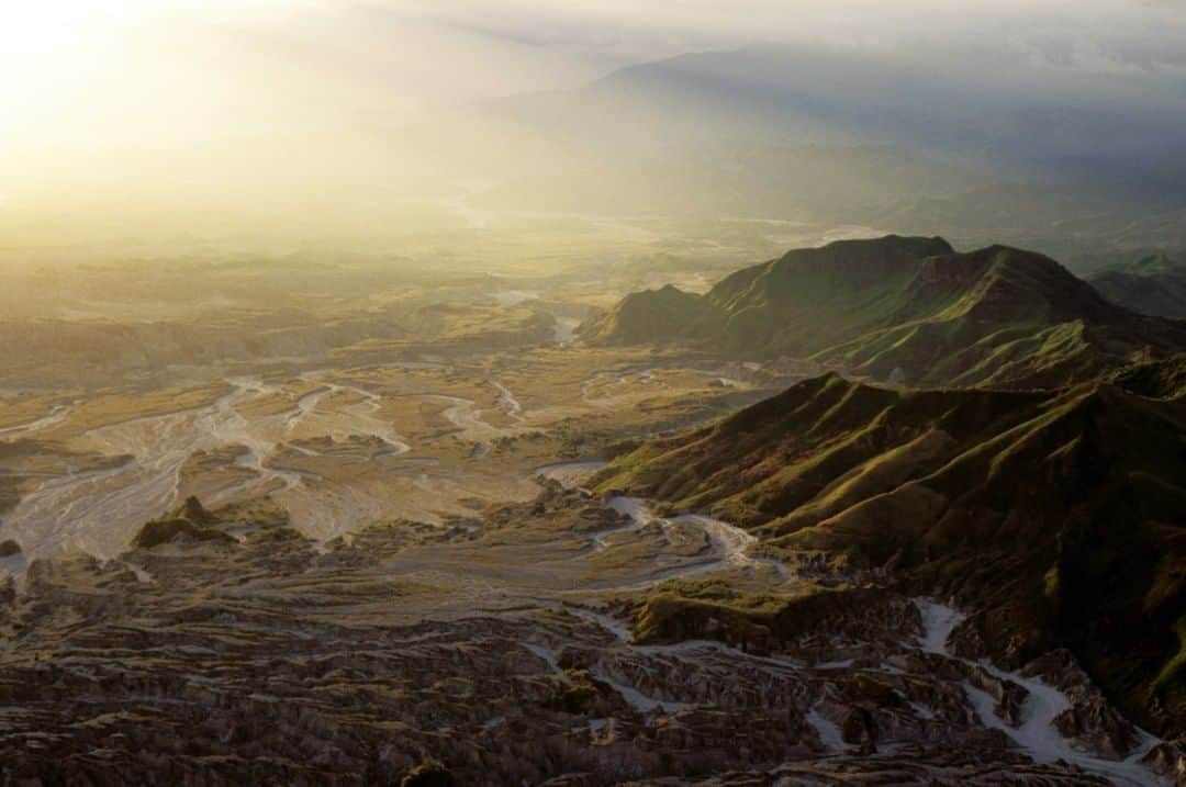 ナショナルジオグラフィックさんのインスタグラム写真 - (ナショナルジオグラフィックInstagram)「Photo by @edkashi | An aerial of the Mount Pinatubo crater and the surrounding terrain, which still shows the scars of the 1991 eruption—vast tracts of lahar flows created an eerie lunar landscape. Philippines, 1999. #mtpinatubo #philippines #volcano #eruption #lunarlandscape」1月17日 20時38分 - natgeo