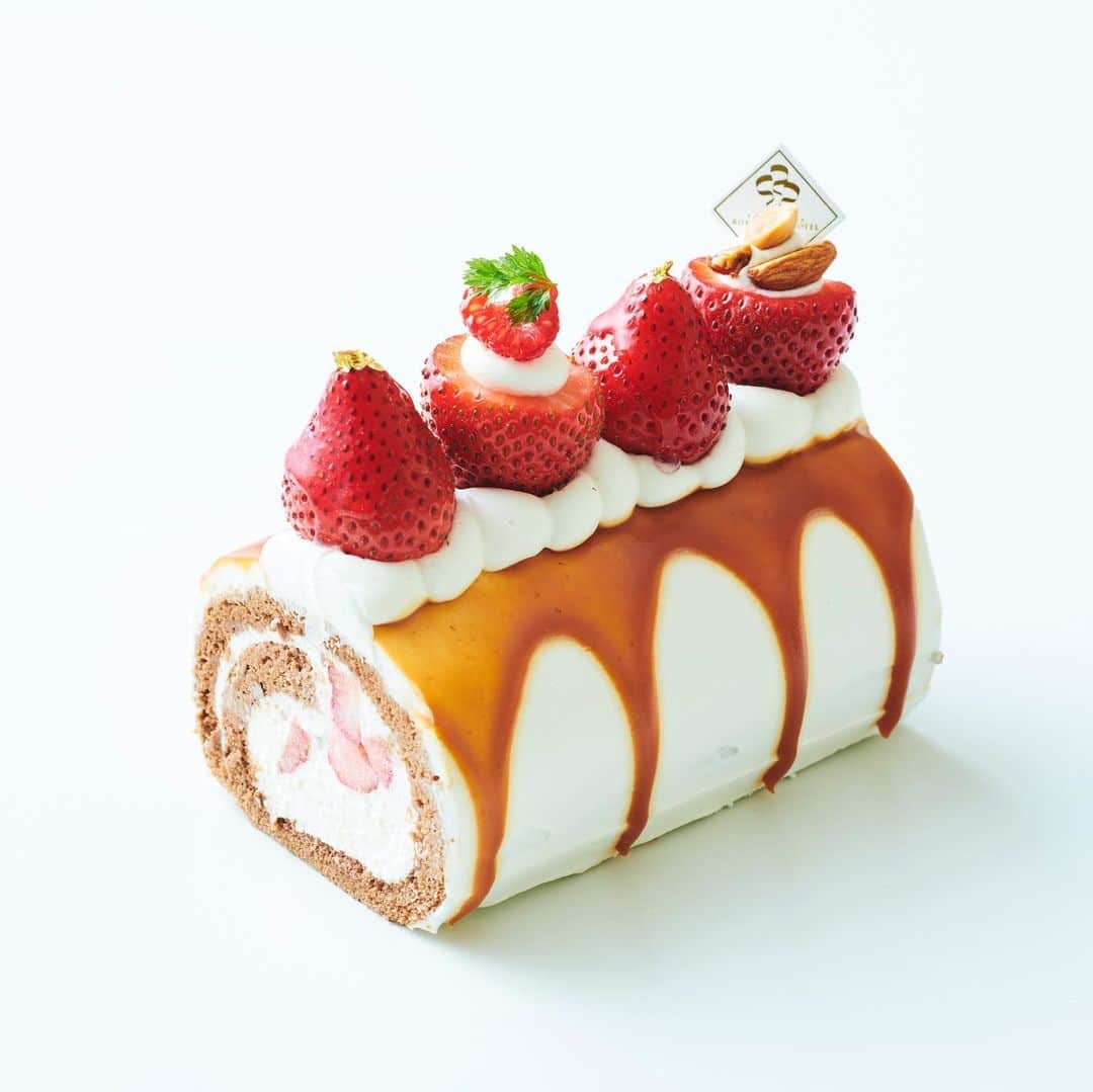 横浜ロイヤルパークホテルのインスタグラム：「1F ケーキショップ「コフレ」では、いちごフェア2020を開催中🍰  今年は人気のあまおうを使用した“あまおうロールケーキ”や“あまおうミルフィーユ”のほかに、月毎にいちごの品種を変えた商品をご用意しております！  1月はとちおとめ🍓大粒で甘みがしっかりした、とちおとめスイーツをご堪能ください！  #横浜ロイヤルパークホテル #yokohamaroyalparkhotel #横浜 #yokohama #ホテルスイーツ #hotel #sweets #いちご #いちごスイーツ #🍓」