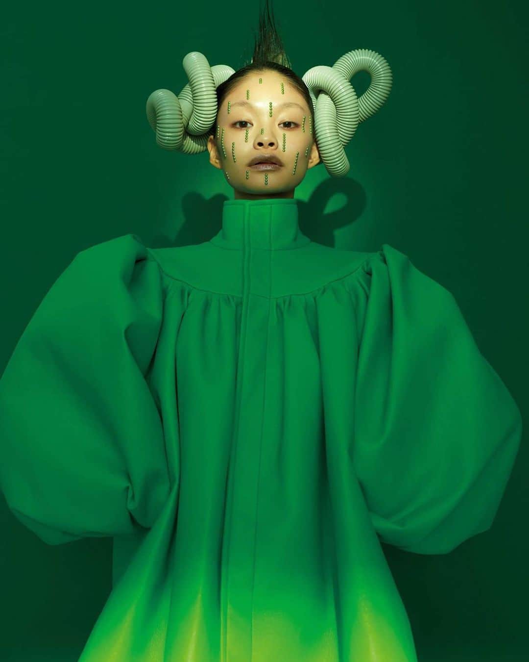 Vogue Taiwan Officialさんのインスタグラム写真 - (Vogue Taiwan OfficialInstagram)「#voguefashionnow﻿ ﻿ ﻿ 以年輕藝術家吳美琪的作品YXX系列為靈感，在許多被忽略的日常器物裡，我們捕捉到魔幻而微小的絢麗光芒。﻿ ﻿ PHOTOGRAPHER MING-SHIH CHIANG﻿ CONTRIBUTING ARTIST MEI-CHI WU﻿ STYLIST YVONNE TSAI MAKEUP NASH CHEN, ﻿ HAIR WEIC LIN MODEL GIWA HUANG ( LSIMGMT ) ✒️#annyting」1月17日 20時46分 - voguetaiwan