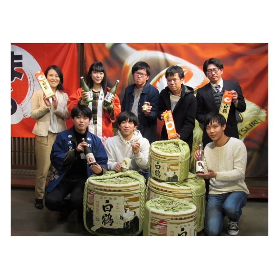 白鶴酒造株式会社のインスタグラム：「甲南大学×元町映画館×白鶴酒造のコラボイベントが先ほど無事に終了しました。 日本酒が元々好きな方も、初めて飲む方もいらっしゃる中で、それぞれのお気に入りのお酒を見つけていただけて嬉しかったです！  そして、初対面の学生もいるなかで、お酒を通じて仲良くなってくれたことも、日本酒の力を感じられて嬉しかったですね♪ お越し頂いた学生の皆さん、協力頂いた甲南大学、元町映画館の皆様、ありがとうございました。  #日本酒 #白鶴 #hakutsuru #折り鶴 #foldedpapercrane #japan #神戸 #kobe #酒 #sake #japanesesake #japaneseculture #灘五郷 #GI灘五郷 #lovehyogo #lovekobe #insta_higashinada #甲南大学 #大学生 #日本酒女子 #日本酒男子 #元町映画館」