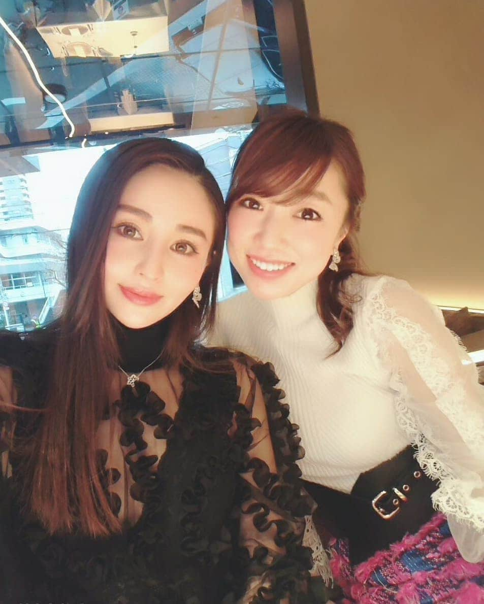 CHIKAさんのインスタグラム写真 - (CHIKAInstagram)「. 新年会🥰🥰🍴ゆかちゃんが選んでくれたレストランがタイプ過ぎて、、お気に入りが増えました♡大好きなお友達との時間はあっという間！！🥺💓 . @fiveten__accessory . お気に入りのバタフライピアスお揃い🤭💓 . #女性経営者 #起業家 #お友達 #情報交換 ♡ #ランベリー #広尾 #西麻布 #ミシュラン #岸本直人シェフ #世界観 #フレンチ #新年会 #ランチ #Instagourmet ♡」1月17日 20時51分 - chika72714