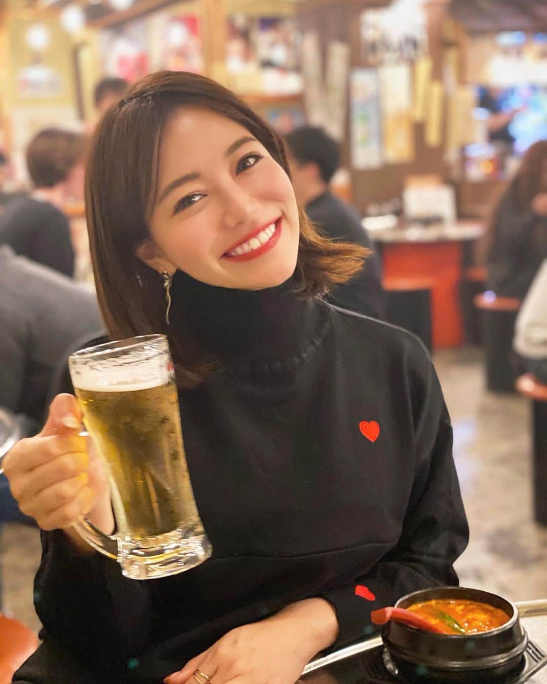 石井里奈さんのインスタグラム写真 - (石井里奈Instagram)「こんばんは❤️ . さてさて金曜日、 今週もお疲れ様でした🍻 大好きなビールで乾杯😋😋 . お仕事終わりのビールって最高に美味しいよねぇ〜😋❤️ 甘いものを食べた後に、辛いもの食べたくなって、韓国料理に🇰🇷笑 . 298円均一最高でした🙆‍♀️笑 . lip... @esteelauderjapan  ピュアカラーエンヴィリップスティック213 . 本当ひと塗りで発色が最高！💄💋 昨年の春限定デザインで可愛いの🌸 . ニットの❤️の刺繍と合わせてみたよ🥰 . お疲れ様でした💕 . #りなまるグルメ #韓国焼肉 #韓国料理 #サムギョプサル #esteelauder #エスティーローダー #エスティーローダーリップ #リップ #korea #koreanfood #オルチャン #オルチャンメイク #居酒屋 #tgif #beer #ビール女子 #ビール #ビール好き #お疲れ様でした #乾杯 #韓国ファッション #韓国グルメ #辛い #hot #hotfood #キムチ #spicy #spicyfood #鍋 #キムチ鍋」1月17日 20時54分 - ri7tin1025