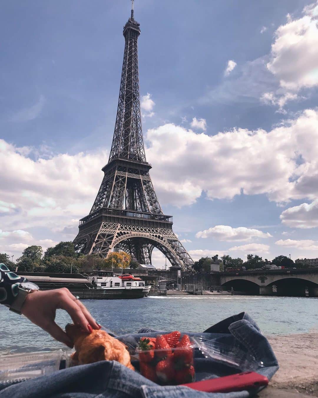 聖心美容クリニック公式アカウント さんのインスタグラム写真 - (聖心美容クリニック公式アカウント Instagram)「春休みはまだまだ先ですが、 既に計画されている方もいらっしゃるのでは💘？ 年末年始のお休みが終わったばかりですが今から楽しみですね😊 _ #春休み #旅行 #パリ旅行 #春休み旅行 #🛫 _ #コスメ好きさんと繋がりたい #コスメマニア #美容垢さんと繋がりたい #美意識高い人と繋がりたい #美容好きな人と繋がりたい #美意識向上 #美容好き #美活 #美容部員 #美容オタク #きれいになりたい #大人可愛い #微整形 #プチ整形 #整形したい #整形 #ドクターズコスメ #スキンケア #肌質改善 #美容外科 #美容皮膚科 #美容マニア  _ #美容クリニック #聖心美容クリニック #seishinbiyou」1月17日 20時55分 - seishinbiyou