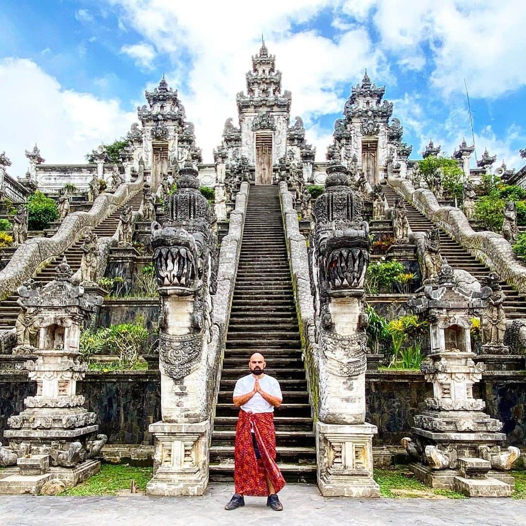 RU.TVさんのインスタグラム写真 - (RU.TVInstagram)「Священные храмы острова Бали располагают к гармонии и душевному спокойствию.🙏 А ты бывала в подобных местах? 🗻 ⠀ #rutv #рутв #artik @artikselfmade」1月17日 21時01分 - ru_tv