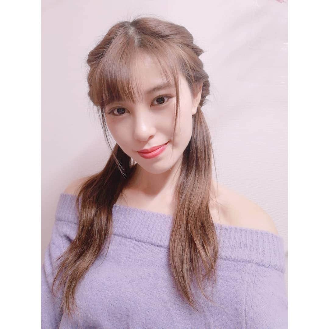 のインスタグラム：「【告知】 #フェスタソーレ撮影会 #個撮 #1月25日 (土) #東日暮里 にある #アッサンブラージュ スタジオにて 45分を計8部！ 各部の時間は2枚目の写真で確認してね！ #私服 👗と #水着 ！👙 1月20日の22:00から予約受付致します！ こちらのurl、もしくはプロフィールのリンクからも飛べます！ . ↓ http://www.festasole.com/sch/tokyo/20200125kb.html . 是非会いに来てね！ どうぞよろしくお願いします！！！✨ . #宮島マリーナ #オスカープロモーション #レースクイーン #rq #撮影会 #水着撮影会 #水着撮影 #ツインテール #ツインテール女子  #ヘアメイク #パープルニット #ニット #ニット女子 #オフショル #オフショルニット #被写体 #被写体やります #ポトレ #ポートレート #自撮り #自撮り女子  #セルフィー #selfies」