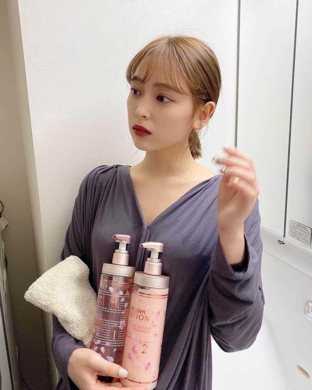 古川貴絵さんのインスタグラム写真 - (古川貴絵Instagram)「new shampoo 🧴 艶々になるし、とにかく香りが良くて気に入った😽 見た目も可愛くて春っぽいの❤︎ #ミクシムポーション #miximportion #いい香り #ツヤ髪 #シャンプー #桜 #さくら #チェリーブロッサム #ピンク #期間限定 #限定品 #春 #春コスメ」1月17日 21時10分 - _kiegram