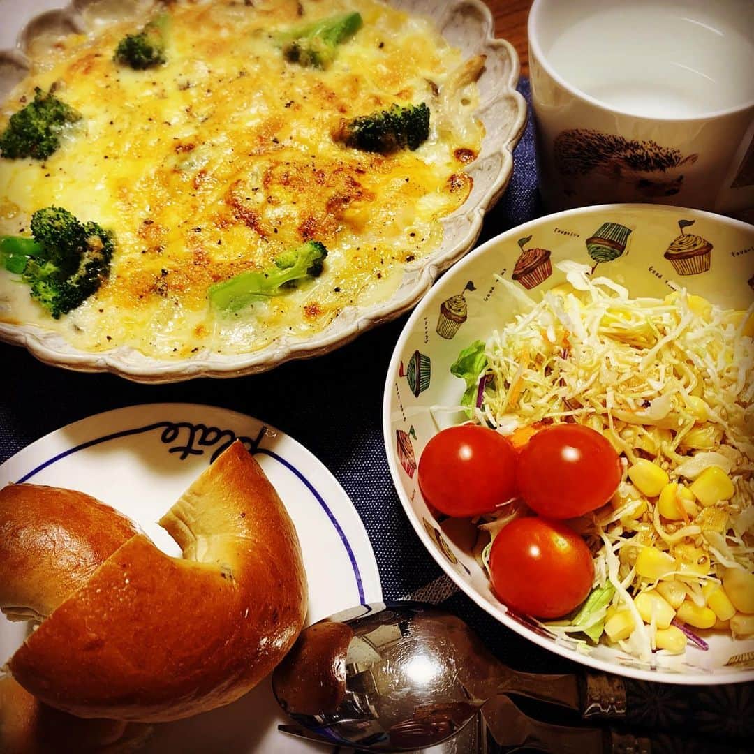 のインスタグラム：「1/17のご飯  夜→エビグラタン 昼→（外食）麻婆豆腐とエビチリをシェア 朝→玉子丼  毎日ご飯をあげていこうかと。  #毎日 #ごはん #自炊 #スローライフ #おうちごはん #ダイエット #diet #記録」