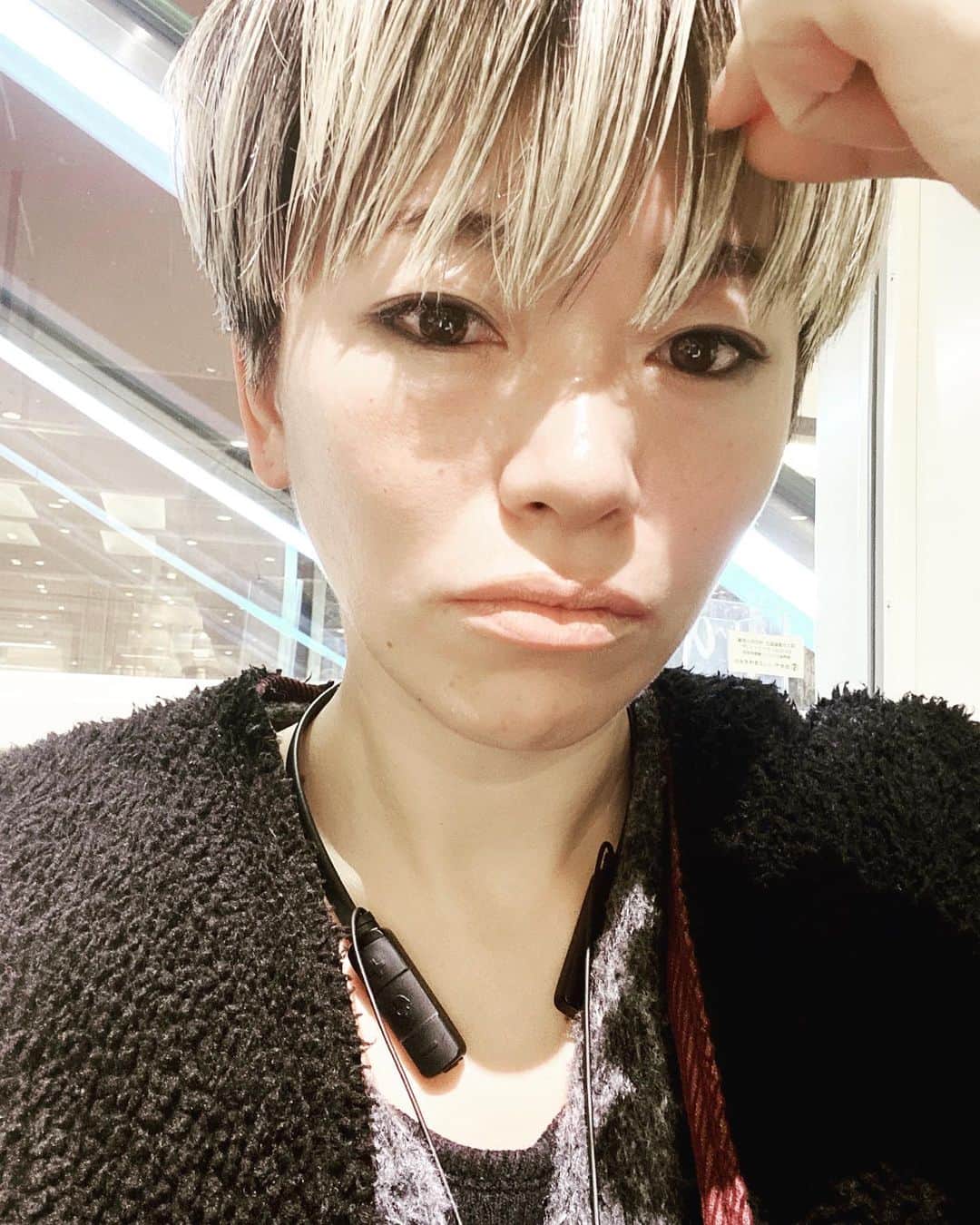 藤田敦子さんのインスタグラム写真 - (藤田敦子Instagram)「ㅤㅤㅤ  I got my hair cut. ㅤㅤㅤ 写りが良かったので(笑)本投稿もアップしてみました😅 ㅤㅤㅤ @shogo1202 に送った写真はまさかの @charlizeafrica の写真。 「あんた、自分のことわかってんのかいな？」 って感じですしなんなら生えグセで毎回しょーごくんを 困らせているわたしですが、 とっても良き感じにしてくれました、ありがとう☺️ ㅤㅤㅤ #フェイスラインがぼやけてる #たるみがつらい37歳 #ちなみにまつげは嫁の店 @nao_70koro  #夫婦に綺麗にしてもろてる」1月17日 21時15分 - blenda0305