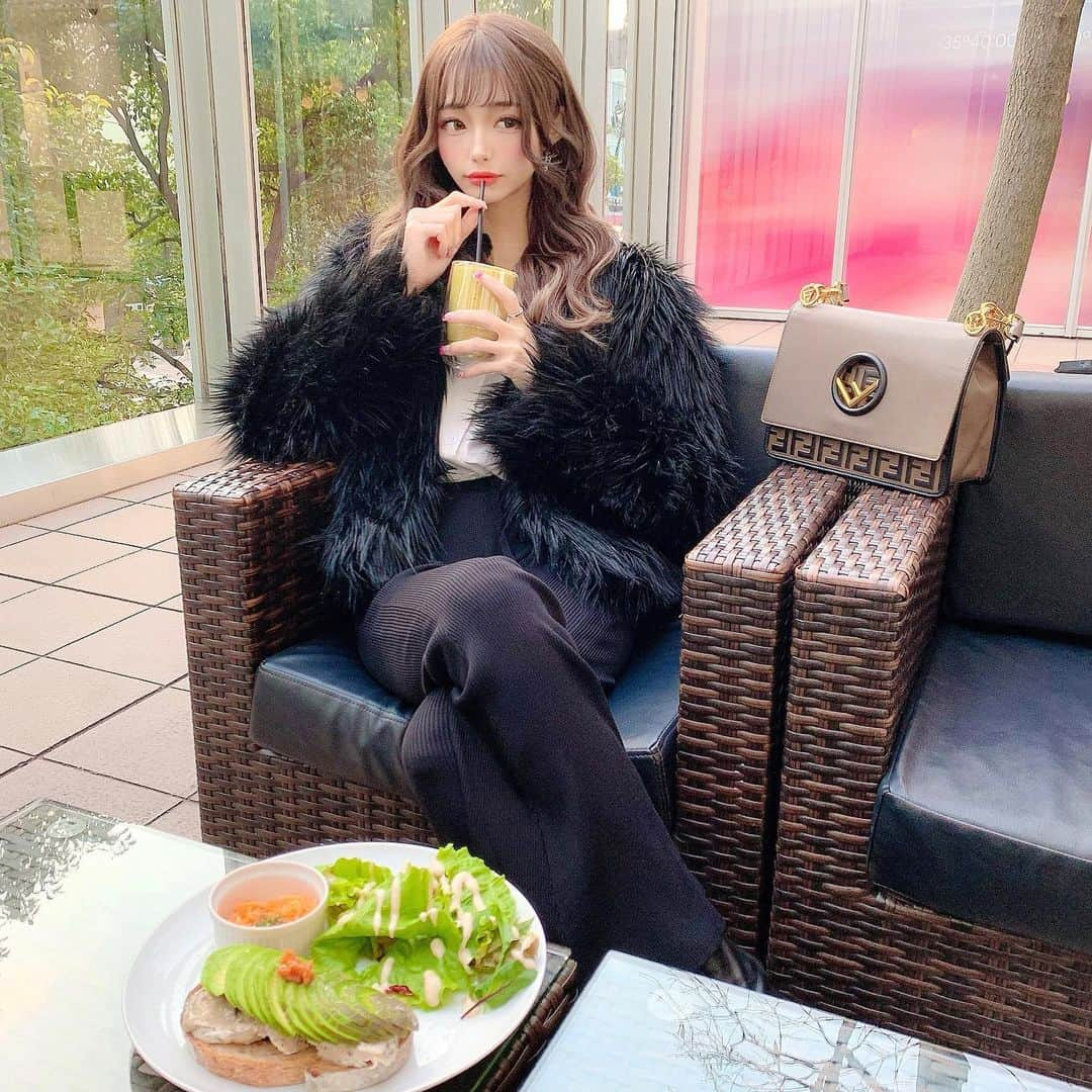 あやちゃんさんのインスタグラム写真 - (あやちゃんInstagram)「ランチ〜🥗 ずっと行きたかったとこ🥑 アボカドめっちゃ美味しかったよ🥺💗💗 スムージーも種類沢山あって アボカドバナナにしたけどオススメ☺️✨✨✨ #cafelepommier #明治神宮前カフェ #表参道カフェ #原宿カフェ #東京カフェ #表参道ランチ #明治神宮前 #原宿 #東京ランチ #カフェ巡り #ランチ #アボカド #アボカド料理 #ファーコート #スムージー #fendi」1月17日 21時15分 - aya.you.love.r