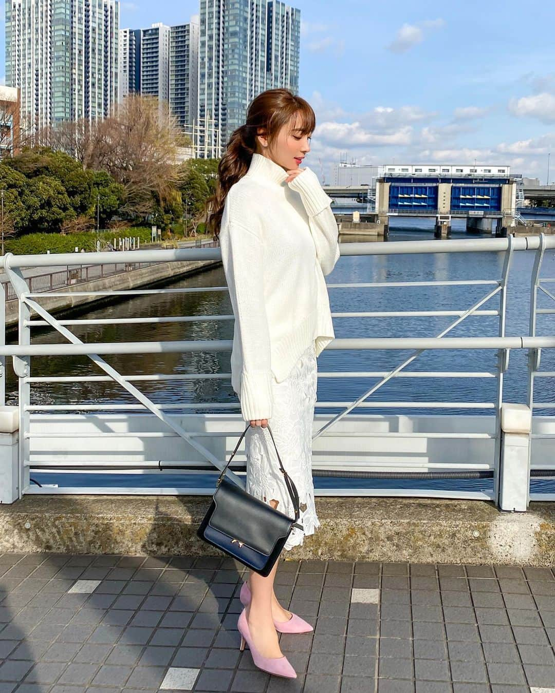 岡部あゆみさんのインスタグラム写真 - (岡部あゆみInstagram)「撮影楽しかった📸 問い合わせ多数頂いていたコラボニット新色のオフホワイトが、ついに発売開始しました🌸税込2,690円♡とっても合わせやすくてお気に入り✨春もいっぱい着る^ ^」1月17日 21時19分 - ayumi_okabe