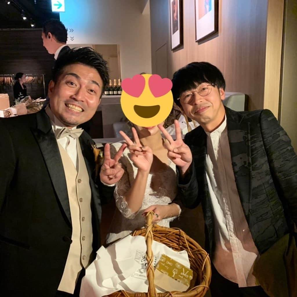 川口徹道さんのインスタグラム写真 - (川口徹道Instagram)「ラフ・コントロール重岡さんの結婚パーティー🎉  おいらは凄く感動したよ。  お世話になって20年、酸いも甘いもよく知ってるラフコンさん。  ラフコンさんに挟まって撮った写真は永久保存。  重岡さんおめでとうございます。  森木さん笑いの絶えない手紙最高でした　笑　そして感動しました。  #ラフコントロール #東京NSC5期生」1月17日 21時21分 - tetsumichi0609