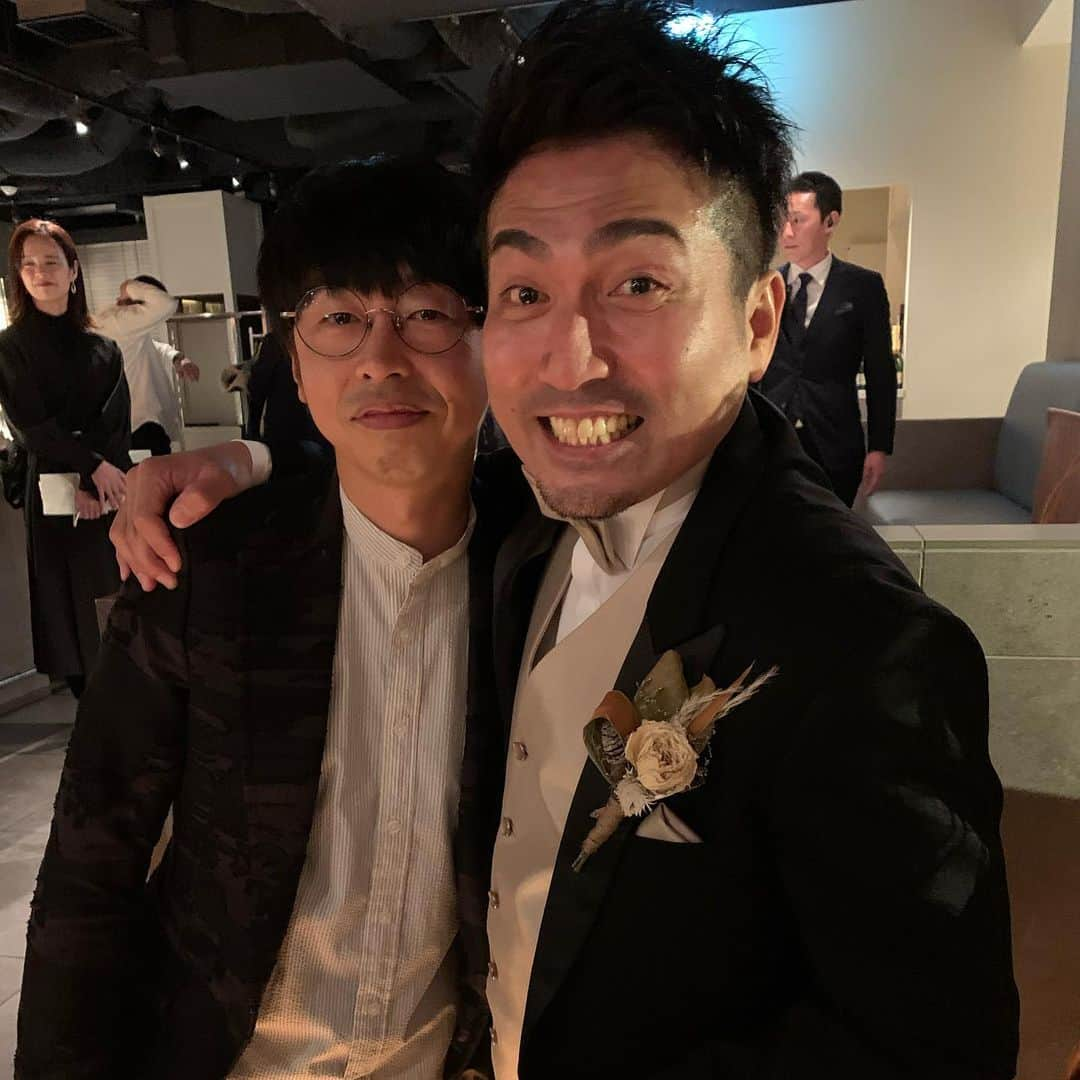 川口徹道さんのインスタグラム写真 - (川口徹道Instagram)「ラフ・コントロール重岡さんの結婚パーティー🎉  おいらは凄く感動したよ。  お世話になって20年、酸いも甘いもよく知ってるラフコンさん。  ラフコンさんに挟まって撮った写真は永久保存。  重岡さんおめでとうございます。  森木さん笑いの絶えない手紙最高でした　笑　そして感動しました。  #ラフコントロール #東京NSC5期生」1月17日 21時21分 - tetsumichi0609