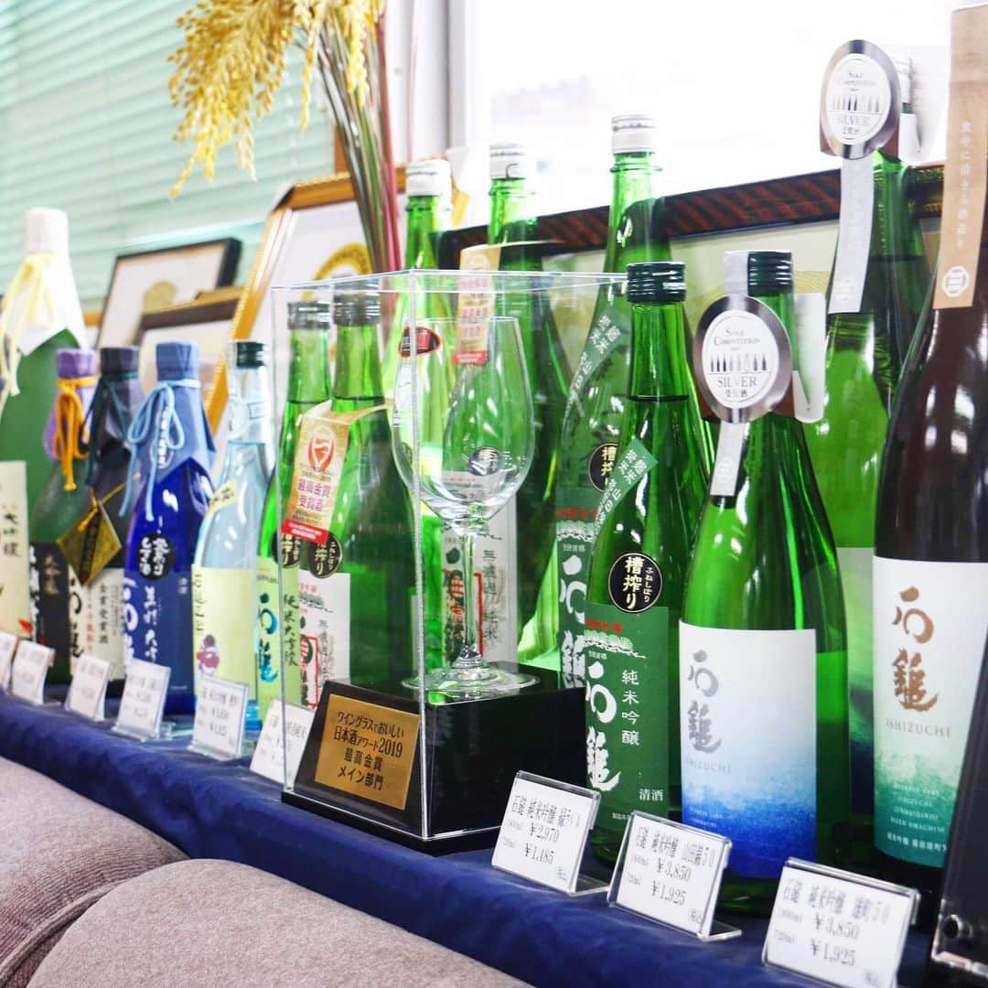 西条市さんのインスタグラム写真 - (西条市Instagram)「愛媛を、日本を、 代表するSAKE🍶  昨年末に発表された、「世界酒蔵ランキング2019」（日本酒を対象）で8位に入った石鎚酒造さん（氷見）に行ってきたよ♩  おなじみ「石鎚」グリーンラベルほか、今年の創業100年を記念して創られた新しいお酒も。 挑戦を続けるトップランナー！  仕込みでめっちゃ忙しいところ、ありがとうございました！」1月17日 21時22分 - lovesaijo