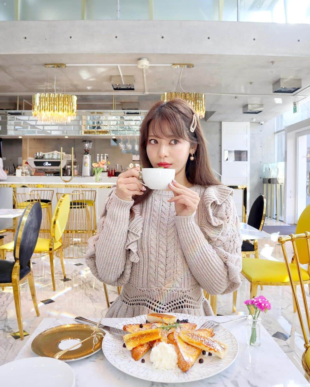 小沼瑞季さんのインスタグラム写真 - (小沼瑞季Instagram)「🍰☕️💖﻿ ﻿ ここは韓国😳？！なカフェ🍰☕️﻿ ﻿ 代官山に最近できたばかりの﻿ サロンド ルイ ジュエリーカフェ💐﻿ ﻿ 店内は天井がすっごく高くて﻿ 大理石だったりゴールドの家具だったり﻿ 今っぽくて本当におしゃれなの💒✨﻿ ﻿ 店員さんも韓国の方でみんな美女😳🇰🇷💕﻿ ほんとに、江南のカフェに来てしまったような﻿ そんな気分を味わえます💭笑﻿ ﻿ メニューも、しょっぱいものや甘いもの﻿ かなり種類豊富😍（トッポギやキンパもあった❣️）﻿ 頼んだバナナフレンチトーストはかりふわ〜🍞🍌﻿ みかんラテも美味しくてどちらもお気に入り🍊﻿ ﻿ ﻿ この日の#みいきメイク💄﻿ ﻿ リップはジバンシイの新作で﻿ ルージュジバンシイの2番スパークリングポピー﻿ ラメラメきらっきらでめちゃかわなの💖﻿ その上からDiorのオイルリップ015番を✨﻿ ﻿ ﻿ #サロンドルイジュエリーカフェ#ルイカフェ#サロンドルイ#ディオールアディクトリップグロウオイル#ジバンシイビューティー#ジバンシイ#ディオールコスメ#SalondeLouisJewelryCafe#dior#givenchybeauty#代官山カフェ#代官山#東京カフェ#東京カフェ巡り#韓国カフェ#みいきのカフェめぐり☕️🍰 #みいきコーデ」1月17日 21時25分 - mizukikonuma