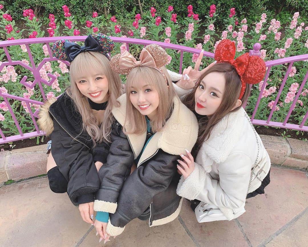 川谷花音のインスタグラム：「☆ つきたぴのんでDisney行った🐭 すぐ帰ったけどね 本当一緒にいると元気貰えるん💜 また、色々頑張ろっと🥺 ☆ #つきたぴのん #じもてぃー #disney #disneyland #ディズニーランド #ディズニー#れいたぴ #ツッキー」