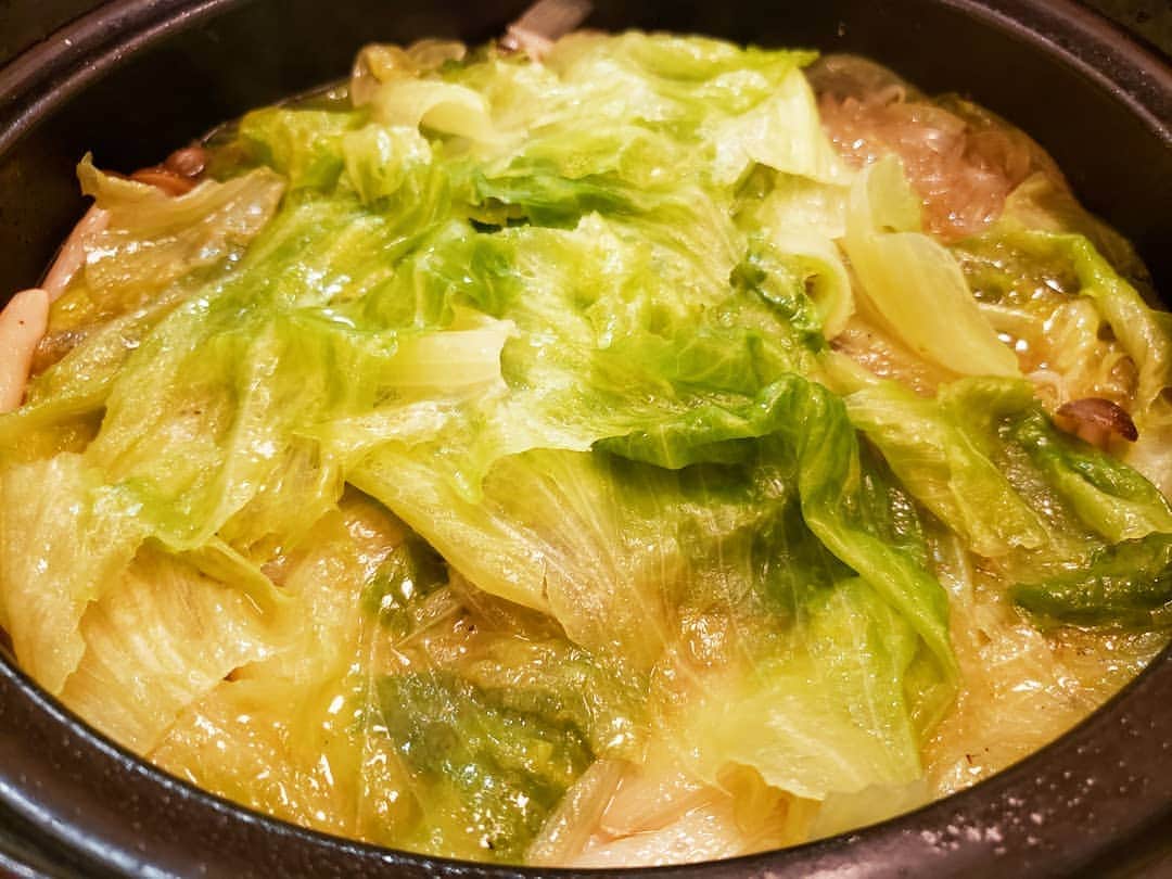 葉山いくみのインスタグラム：「今日の晩ごはんは豚バラとレタスの無限ごま油鍋～🍲 #おうちごはん」