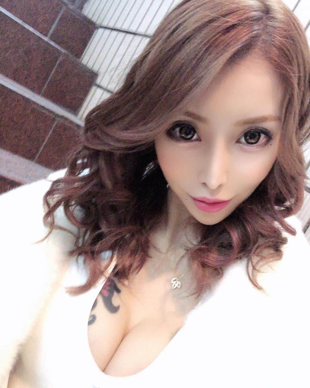 高橋沙弥華のインスタグラム：「盛れました🙆‍♀💓w  マツエク、いつも通りアップワードでフラットラッシュ😎❣️ やっぱりつけたて最高🥺  髪の毛もいい感じのピンクブラウンで落ち着いたよ🤗  #マツエク #アップワードラッシュ #フラットラッシュ #マツ育 #ピンクブラウン #color #週末 #キャバクラ #キャバ嬢 #angelr #dress」